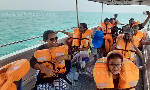 உச்சிப்புளி அரியமான் கடலில் சுற்றுலா பயணிகள் படகுசவாரி