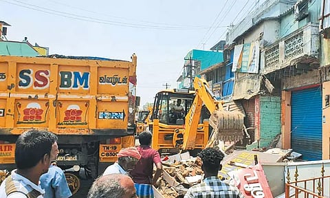 சிங்கப்பெருமாள் கோவிலில் ஆக்கிரமிப்பு கடைகள் அகற்றம்