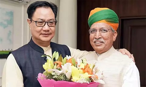 மத்திய மந்திரிசபையில் இலாகா மாற்றம் சட்ட மந்திரியாக அர்ஜூன்ராம் மேக்வால் நியமனம் கிரண் ரிஜிஜூவுக்கு புவி அறிவியல்கள் துறை