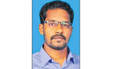 அமைச்சரின் டிரைவர் ஓட்டி சென்ற கார் மோதி புதுமாப்பிள்ளை பலி