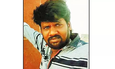 மகன்கள் கண் எதிரே ரவுடி வெட்டிக்கொலை; 8 பேர் கொண்ட கும்பல் வெறிச்செயல்