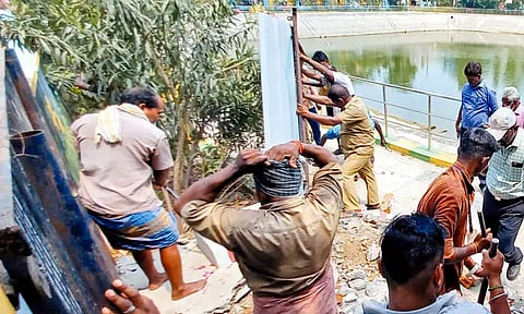 போரூரில் குளத்தின் நடைபாதையில் இருந்த அம்மன் கோவில் இடித்து அகற்றம் - மாநகராட்சி அதிகாரிகள் நடவடிக்கை