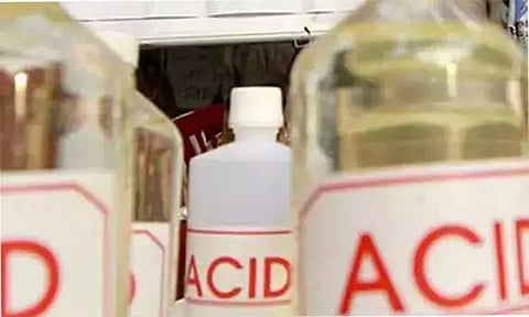 முன்னாள் காதலனின் மனைவி மீது ஆசிட் வீசிய பெண் - மத்திய பிரதேசத்தில் அதிர்ச்சி சம்பவம்