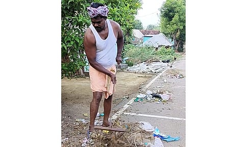 வார்டு பகுதியில் குப்பைகளை அகற்றும் பணியில் ஈடுபட்ட கவுன்சிலர்