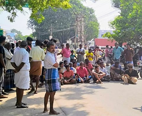 மின்தடையை கண்டித்து பொதுமக்கள் சாலை மறியல்