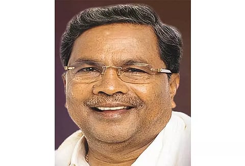 அரசியல் பரபரப்புக்கு மத்தியில் கிரிக்கெட் போட்டியை பார்த்து ரசித்த சித்தராமையா