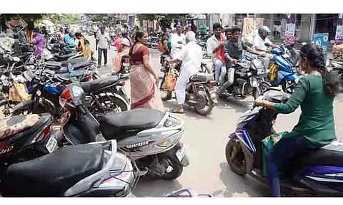 போக்குவரத்து நெருக்கடியில் சிக்கி தவிக்கும் புதுக்கோட்டை நகரம்