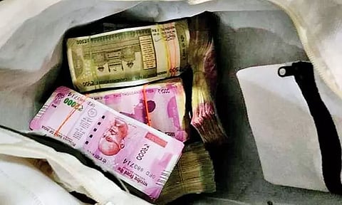 அரசு அலுவலகத்தில் பதுக்கி வைக்கப்பட்டிருந்த ரூ.2.31 கோடி, 1 கிலோ தங்கம் பறிமுதல்