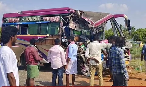 நெல்லை: தனியார் பஸ்சும் வேனும் நேருக்கு நேர் மோதி விபத்து - 27 பேர் படுகாயம், 4 பேர் கவலைக்கிடம்