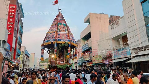 திருச்செங்கோட்டில் விசாக திருவிழாவை முன்னிட்டுபத்ரகாளியம்மன் தேரோட்டம்சிறுவர்கள், பெண்கள் வடம்பிடித்து இழுத்தனர்