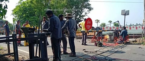பள்ளிபாளையம் அருகேசேதமடைந்த ஆனங்கூர் ரெயில்வே கேட் சீரமைப்பு
