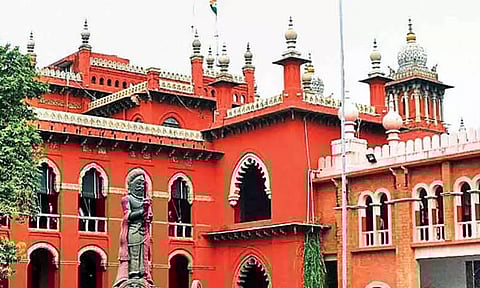 மாணவர்களுக்கு புத்தகம், சீருடை கட்டணத்தை வழங்குவது அரசின் கடமை - ஐகோர்ட்டு உத்தரவு