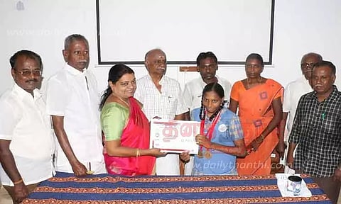 பள்ளி மாணவிக்கு அமைச்சர் கீதாஜீவன் பாராட்டு