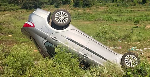 நத்தம் அருகே தலைகுப்புற கவிழ்ந்த கார்