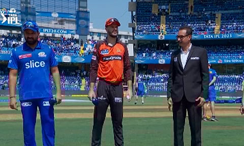 பிளே ஆப் வாய்ப்பை உறுதிசெய்யுமா மும்பை..! டாஸ் வென்று பந்துவீச்சு தேர்வு