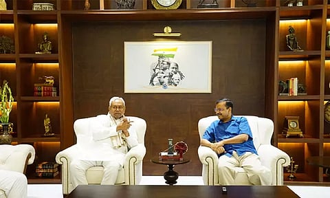 அதிகார பறிப்பு விவகாரம்; கெஜ்ரிவாலை சந்தித்து ஆதரவு தெரிவித்த முதல்-மந்திரி நிதிஷ் குமார்