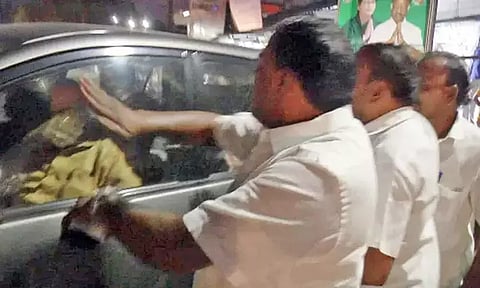 எடப்பாடியில் ஓபிஎஸ் ஆதரவாளர் புகழேந்தியை தாக்க முயன்ற அதிமுகவினர் - தீயாய் பரவும் வீடியோ