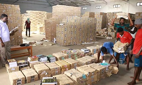 அரசு பள்ளிகளுக்கு விலையில்லா பாடப்புத்தகங்கள் அனுப்பும் பணி தீவிரம்