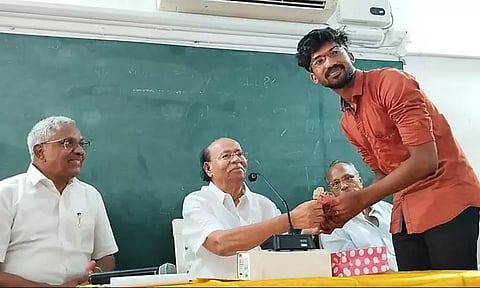 'தமிழில் பேசு' போட்டியில் வெற்றிபெற்றவருக்கு 4 கிராம் தங்ககாசு