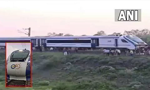 இடி, மின்னல் தாக்கியதில் பாதிப்பு; நடுவழியில் நின்ற வந்தே பாரத் எக்ஸ்பிரஸ் ரெயில்