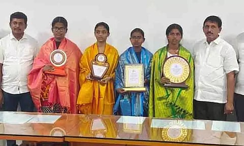 10-ம் வகுப்பு பொதுத்தேர்வு: கரூர் சரஸ்வதி வித்யாலயா மேல்நிலைப்பள்ளி 100 சதவீதம் தேர்ச்சி