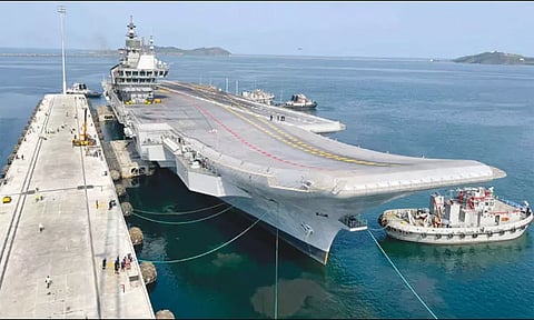 எரிபொருள், உணவு ஏற்றுவதற்காக ஐ.என்.எஸ். விக்ராந்த் போர்க்கப்பல் கர்நாடகா வருகை