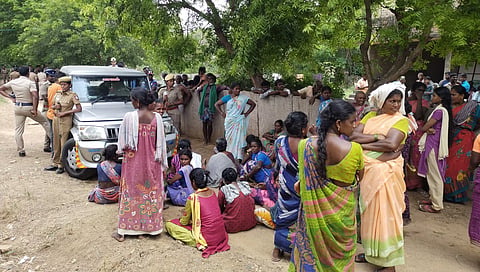 பொதுமக்கள்-போலீசாருக்கு இடையே வாக்குவாதம்