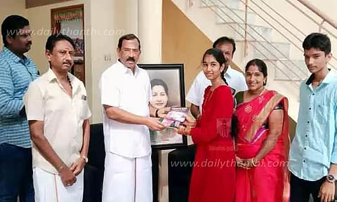 மாணவிக்கு பாராட்டு