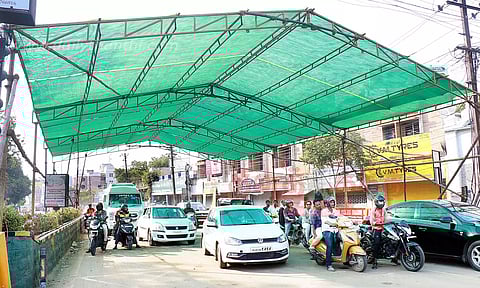 'சிக்னல்'களில் தற்காலிக மேற்கூரை