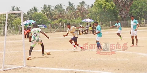 ஈரோட்டில் மாநில அளவிலான ஐவர் கால்பந்து போட்டி; திருச்சி அணி சாம்பியன் கோப்பையை வென்றது