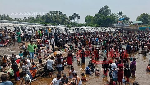 கொடிவேரியில் குவிந்த சுற்றுலா பயணிகள்