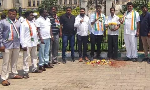 கர்நாடக சட்ட சபை முன்பு கோமியம் தெளித்து சிறப்பு பூஜைகள் செய்த காங்கிரஸ் தொண்டர்கள் !