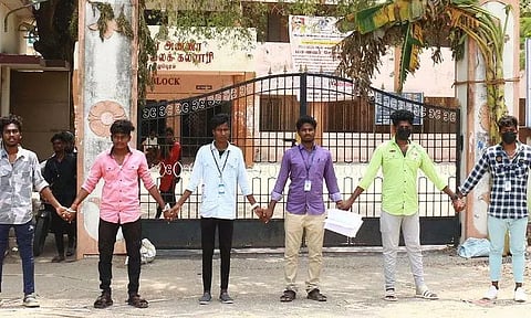 விழுப்புரம் அரசு கலைக்கல்லூரி மாணவர்கள் போராட்டம்