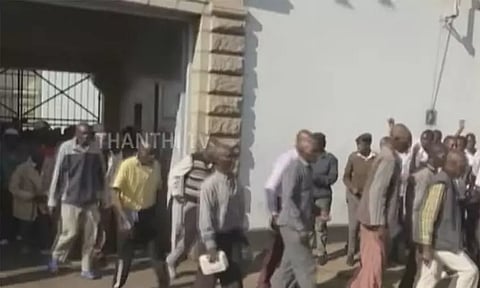 நெருங்கும் பொதுத் தேர்தல்..! ஜெயில் கைதிகளுக்கு விடுதலை... சிறைச்சாலையின் வெளியே கொண்டாட்டம்