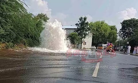 குழாய் உடைப்பால் சாலையில் ஆறாக ஓடிய காவிரி கூட்டுக்குடிநீர்