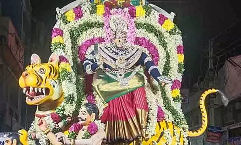புலி வாகனத்தில் மாரியம்மன்