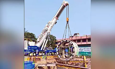 அடையாறு, கூவம் ஆறுகளை தொடர்ந்து சேத்துப்பட்டு ஏரிக்கு கீழே 60 அடி ஆழத்தில் சுரங்கப்பாதை - எந்திரம் இறக்கும் பணி தொடக்கம்