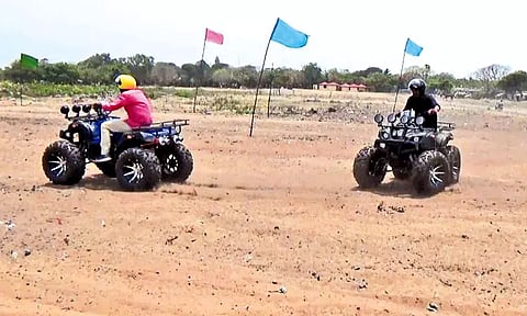 மாமல்லபுரம் கடற்கரையில் மணலில் மோட்டார் சைக்கிள் சவாரி - சுற்றுலா வளர்ச்சி கழகம் ஏற்பாடு