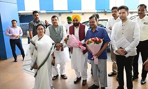 அதிகாரிகள் இடமாற்ற விவகாரம்; மேற்கு வங்காள முதல்-மந்திரியுடன் கெஜ்ரிவால் நேரில் சந்திப்பு