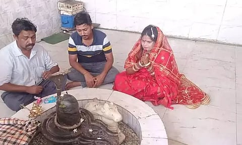 திருமண மேடையில் இருந்து ஓடிய மணமகன்...! 20 கிமீ துரத்தி பிடித்த மணமகள்...!