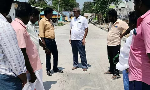 சிமெண்டு சாலையை உடைத்து சேதப்படுத்திய சம்பவம்