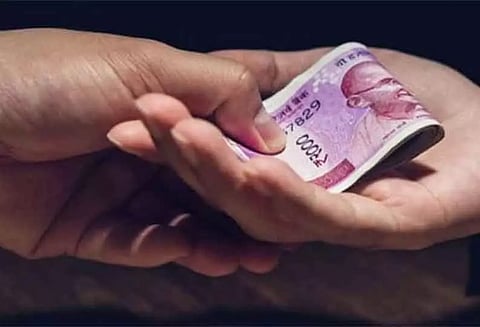 ரூ.2000 நோட்டுகளை மாற்றும் பணி தொடங்கியது