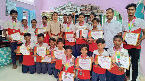 கராத்தே போட்டியில் வெற்றி பெற்ற மாணவர்களுக்கு பாராட்டு