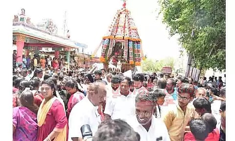 புதுநடுவலூரில் மாரியம்மன் கோவில் தேரோட்டம்