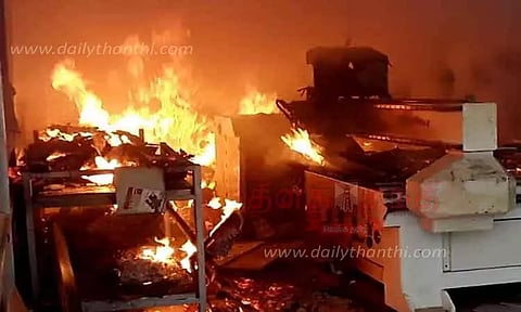 பிளக்ஸ் பிரிண்டிங் நிறுவனத்தில் பயங்கர தீ விபத்து