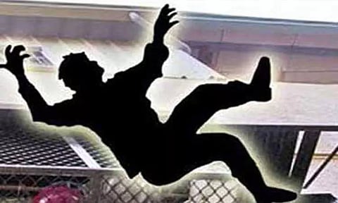 ஆவடி அருகே 2-வது மாடியில் இருந்து தவறி விழுந்த பள்ளி மாணவன் சாவு