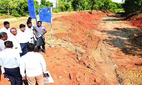 புதிய கட்டளை மேட்டுவாய்க்காலை தூர்வாரும் பணி