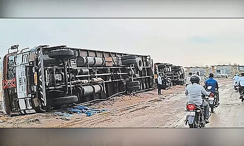 ஸ்ரீபெரும்புதூர் அருகே சூறாவளி காற்றால் சாய்ந்து விழுந்த கன்டெய்னர்கள்