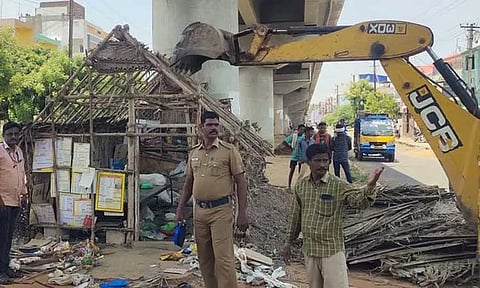 விருத்தாசலம்ரெயில்வே பாலத்தின் கீழ் பகுதி ஆக்கிரமிப்பு அகற்றம் அதிகாரிகள் நடவடிக்கை