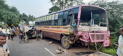 அரசு பஸ் மீது கார் மோதியதில் 2 வாலிபர்கள் பலி; 3 பேர் படுகாயம்